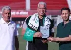 نادي الاتحاد المصراتي يكرم وائل جمعة بدرع وعلم النادي