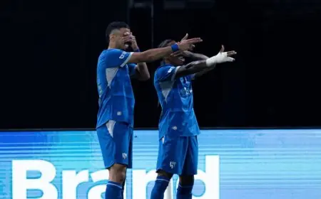 الهلال يسيطر على الشوط الأول ويتفوق بثنائية أمام الأهلي في الدوري السعودي