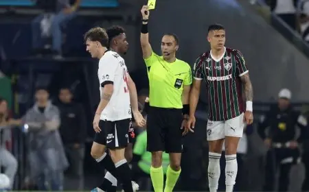 حكم يهاجم لاعبًا في أجواء مشتعلة خلال ديربي البرازيل