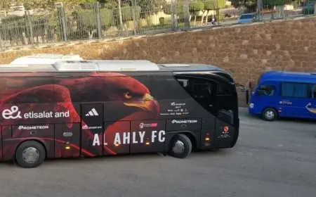 حافلة الأهلي تصل استاد المقاولون العرب لمواجهة حاسمة ضد ذئاب الجبل في الدوري