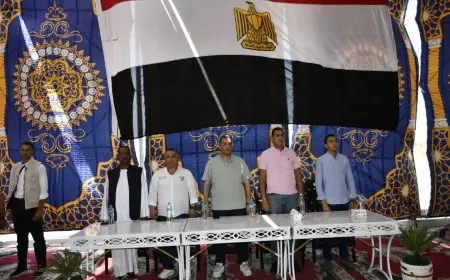 وزير الرياضة ومحافظ البحر الأحمر يجتمعان مع شيوخ القبائل والعائلات في حلايب لتعزيز التعاون والمنفعة المشتركة