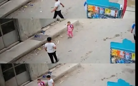 طفل يهاجم آخر أصغر منه في طريقه إلى المدرسة ويلقيه تحت سيارة