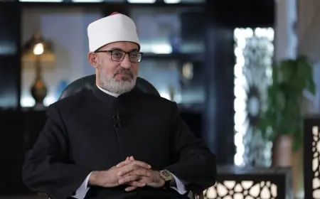 مفتي الجمهورية يقدم التعازي لوزير القوى العاملة الأسبق في رحيل والدته