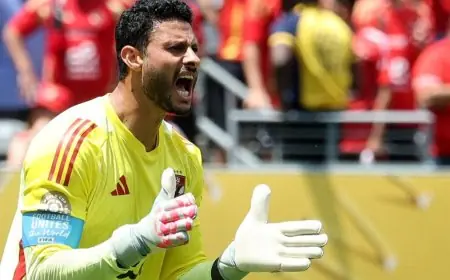 حقيقة ادعاء الشناوي الإصابة قبل معسكر منتخب مصر وأسرار خلافه مع حسام حسن