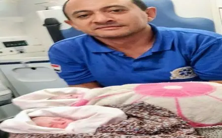 مسعف ينقذ حياة أم وطفلتيها التوأم أثناء الولادة في سيارة إسعاف بإمبابة قبل الوصول للمستشفى