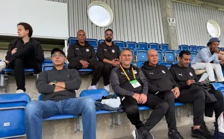 جهاز منتخب الناشئين ورئيس البعثة يشاهدون مباراة شرسة بين كولومبيا وإنجلترا في المدرجات