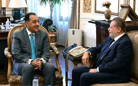 رئيس الوزراء يجتمع مع محافظ البنك المركزي لتعزيز التعاون الاقتصادي