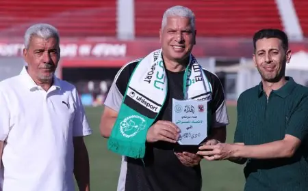 نادي الاتحاد المصراتي يكرم وائل جمعة بدرع وعلم النادي
