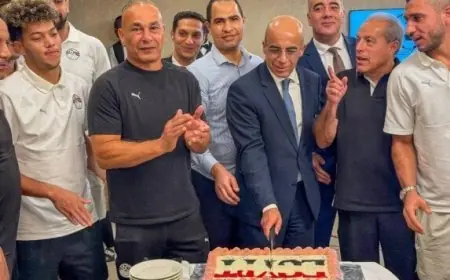 سفير مصر يهنئ المنتخب الوطني بعد انتصاره على جنوب السودان.. صور