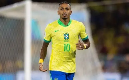 رافينيا يغادر معسكر منتخب البرازيل ويعود إلى برشلونة بعد إصابته في مباراة أستراليا
