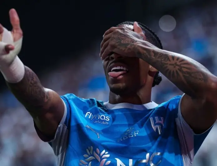 الهلال ينتصر على الأهلي بثلاثية وواتكينز يسجل أول أهدافه في المباراة