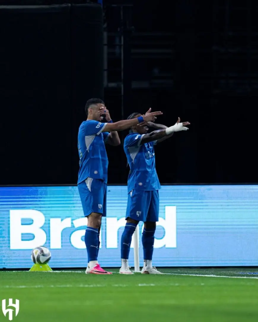الهلال يسيطر على الشوط الأول ويتفوق بثنائية أمام الأهلي في الدوري السعودي