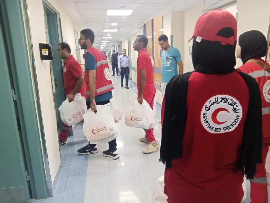 الهلال الأحمر يعزز الدعم النفسي والإغاثي لأسر ضحايا ومصابي حادث جنوب سيناء المأساوي