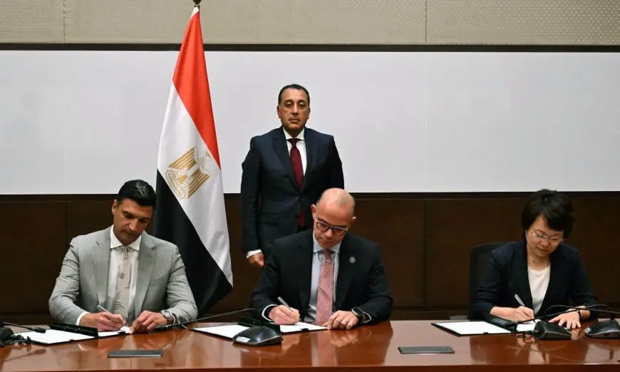 مدبولي يشهد توقيع مذكرة تفاهم لإطلاق قاعدة لتخطيط وبناء مصانع السيارات ووسائل النقل المتنوعة في مصر