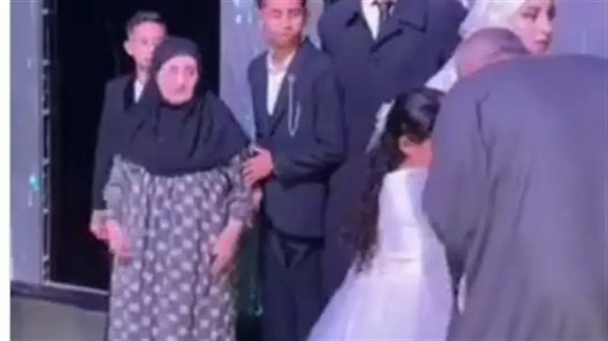 هل قامت عروس بطرد جدتها من المسرح خلال حفل زفافها؟ انكشاف حقيقة جملة انزلي متبوظيش المشهد