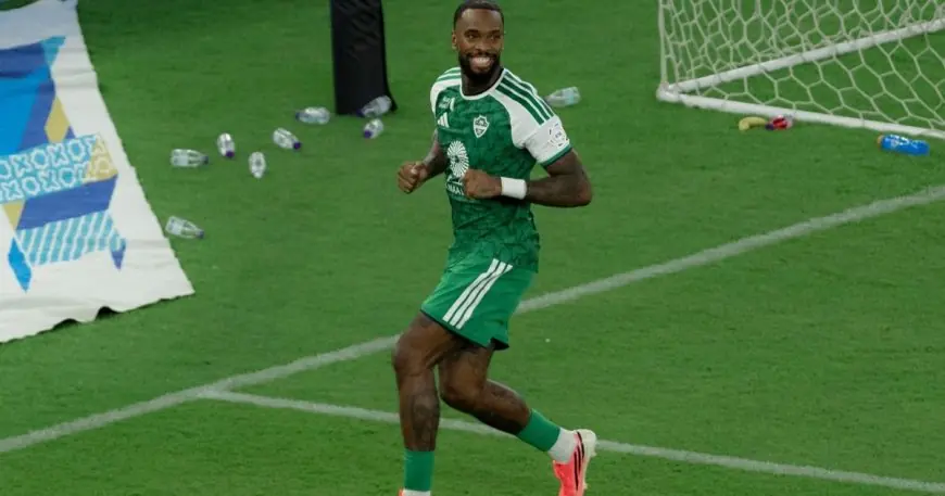الأهلي يتألق ويستعيد توازنه بفوزٍ كاسح على الرياض في دوري روشن