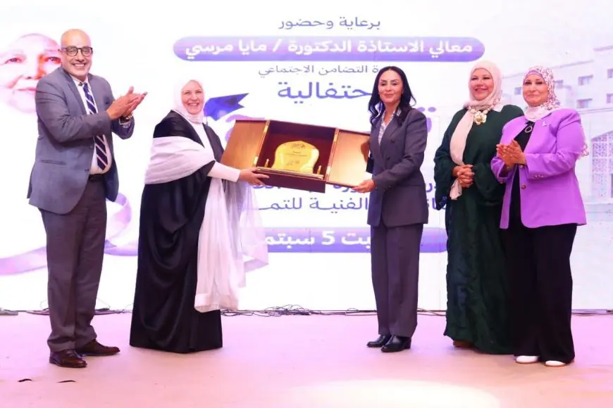 وزيرة التضامن تحتفل بأول حفل تخرج من معهد عبلة الكحلاوي للتمريض الثانوية الفنية
