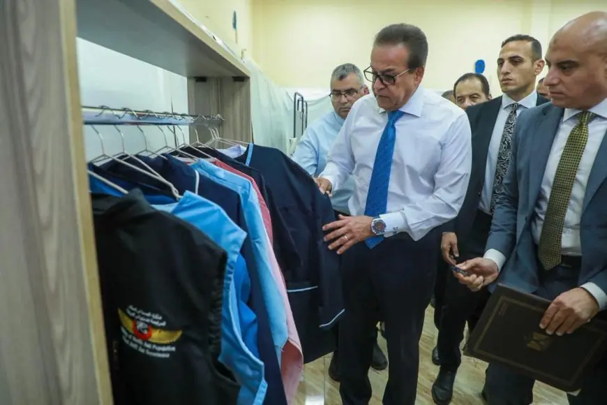 وزير الصحة يقوم بجولة تفقدية في مخازن التموين الطبي لضمان جاهزية المخزون الاستراتيجي من المستلزمات الطبية