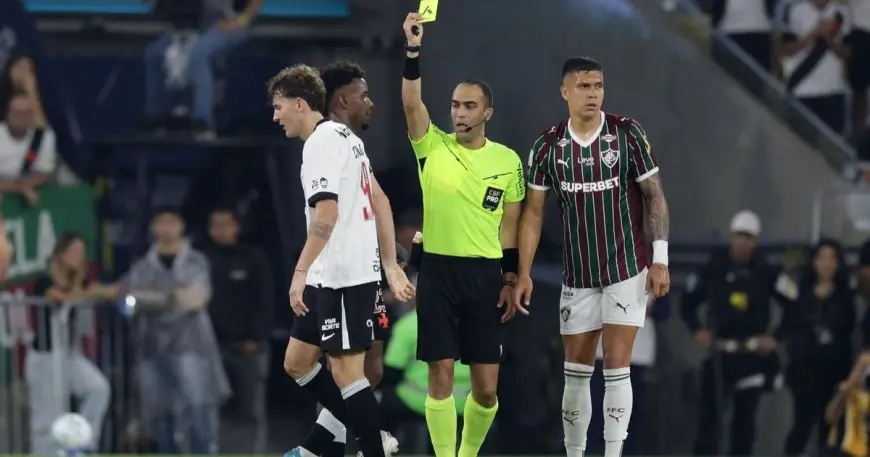 حكم يهاجم لاعبًا في أجواء مشتعلة خلال ديربي البرازيل