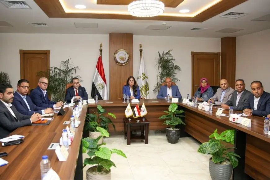 وزيرة الإسكان تتابع آخر تطورات توفيق الأوضاع في الأراضي المضافة بمدينة العبور الجديدة خلال اجتماع مهم