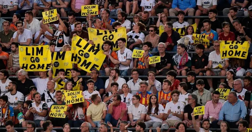 جماهير فالنسيا تصعد احتجاجاتها وتطالب بإبعاد بيتر ليم بعد هزيمة ثقيلة أمام برشلونة