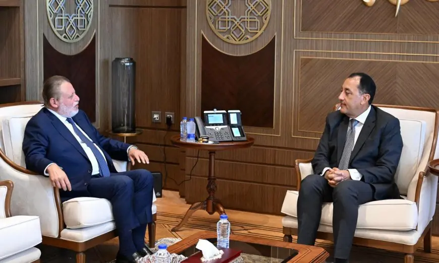 مدبولي ومحافظ البنك المركزي يناقشان خطط تعزيز التدفقات الدولارية لدعم نمو الصناعة