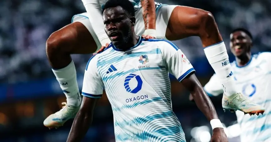 نيوم يفاجئ الهلال بهزيمة أولى في الدوري السعودي الأكبر