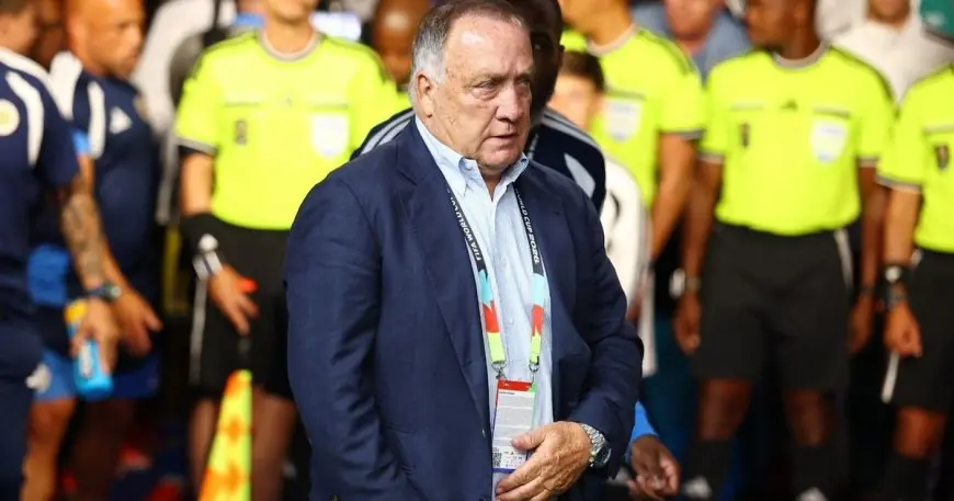 منتخب كوراساو يجدد الثقة في المدرب ديك أدفوكات بتمديد عقده