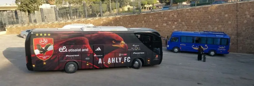 حافلة الأهلي تصل استاد المقاولون العرب لمواجهة حاسمة ضد ذئاب الجبل في الدوري