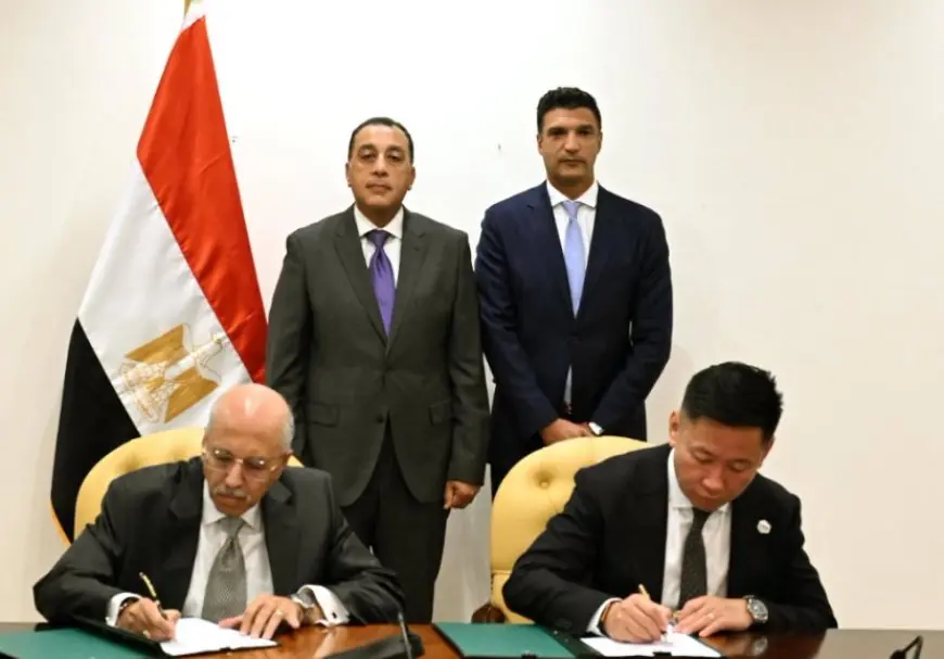 رئيس الوزراء يحضر توقيع عقد إنشاء مصنع لإنتاج كافة أنواع البطاريات الكهربائية