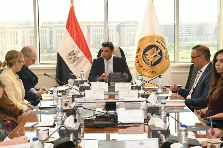 وزير الصناعة يناقش مشروعات التعاون مع وفد البنك الأوروبي في مصر لتعزيز التنمية الاقتصادية