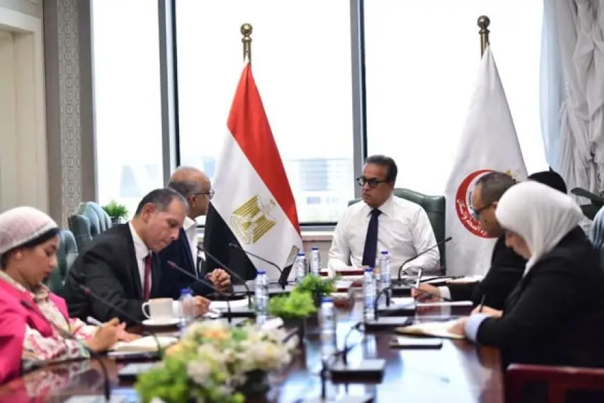 وزير الصحة يبحث مع رئيس الجمعية العالمية لجراحات الجلوكوما تطوير سبل التعاون