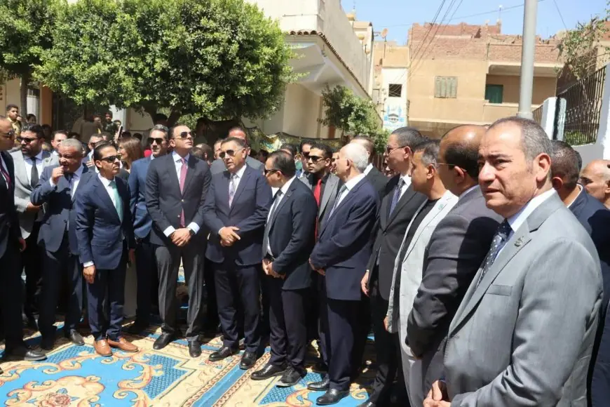 محافظ القليوبية وقيادات الحزب يتابعون أعمال تطوير مدرسة المنايل الابتدائية بالخانكة لرفع كفاءتها