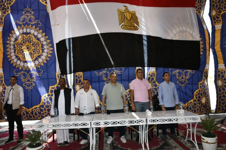 وزير الرياضة ومحافظ البحر الأحمر يجتمعان مع شيوخ القبائل والعائلات في حلايب لتعزيز التعاون والمنفعة المشتركة