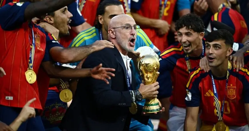 سبب انتقاد دي لا فوينتي لنادي برشلونة بعد التتويج بكأس العالم