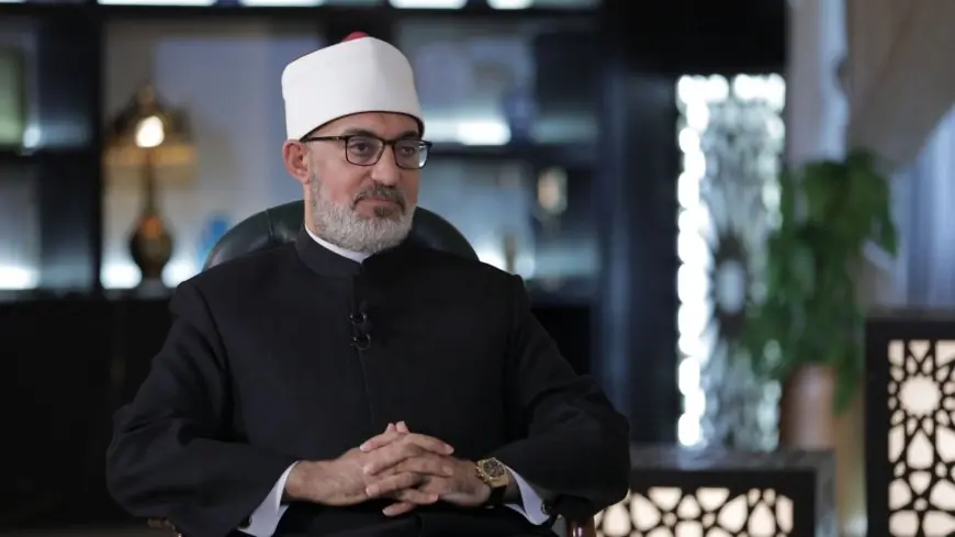 مفتي الجمهورية يقدم التعازي لوزير القوى العاملة الأسبق في رحيل والدته