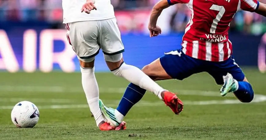 حكم فيديو ديربي مدريد يشاهد طرد فالفيردي سابقًا ويتجاهل دهس قدمه الآن