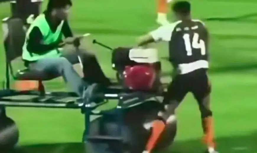 حادثة غريبة في تايلاند.. آلة ثقيلة تدهس لاعبًا إنجليزيًا قبل المباراة «فيديو»