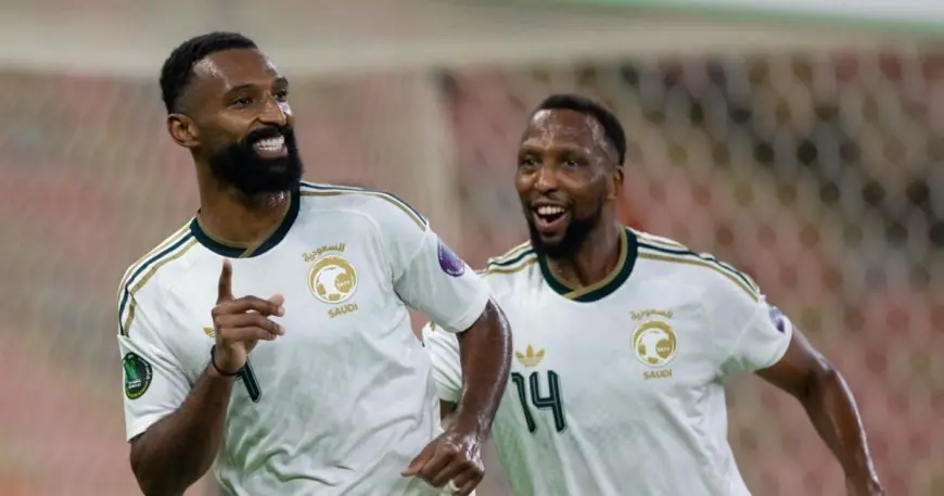 السعودية تتفوّق بثلاثة أهداف مقابل لا شيء على الكويت في بداية المباراة