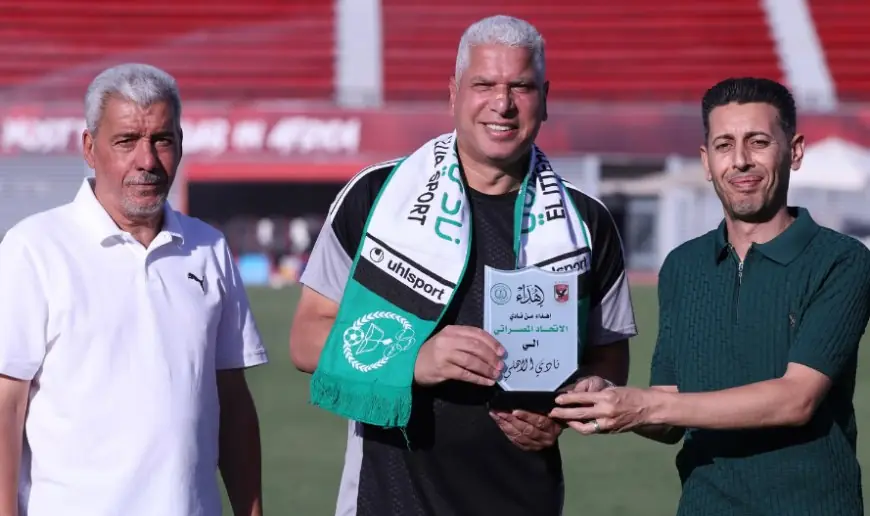 نادي الاتحاد المصراتي يكرم وائل جمعة بدرع وعلم النادي