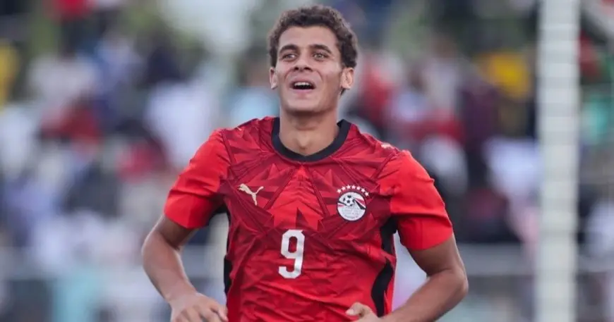 لاعبو مصر يحتفلون بهدف حمزة عبد الكريم الأول بأسلوب مميز ويسقطونه أرضاً