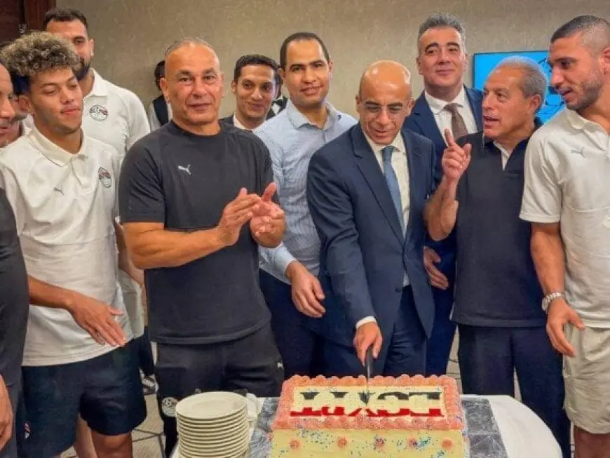 سفير مصر يهنئ المنتخب الوطني بعد انتصاره على جنوب السودان.. صور