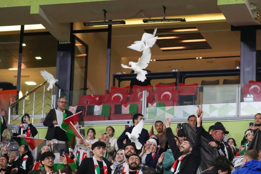مشاهد مذهلة من المباراة الودية بين كونيا سبور والمنتخب الفلسطيني تحمل رسالة «فلسطين حرة» مع صور حصرية