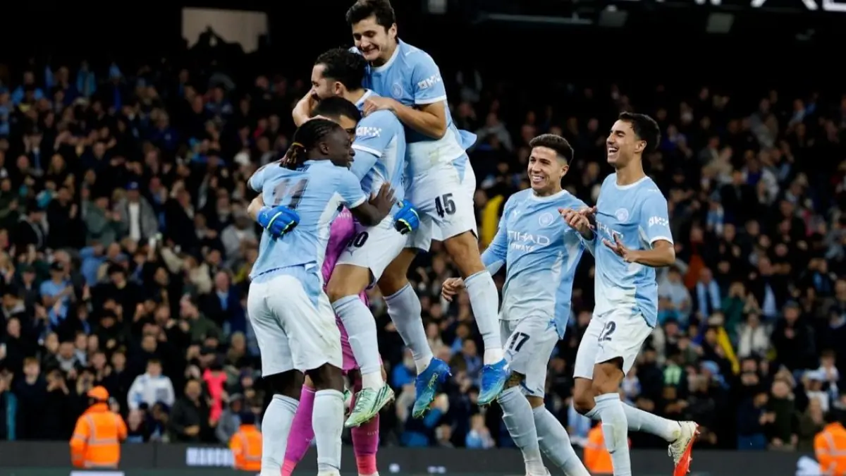 سيتي يتجاوز برايتون بركلات الترجيح ويقترب من لقب كأس الرابطة