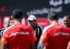 عموتة يلقي محاضرة تحفيزية في تدريبات الأهلي وثلاثي الفريق يستمر في برنامج التأهيل