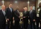 هاني أبوريدة يُكرِّم رئيس جنوب إفريقيا خلال مباراة ودية بين الفراعنة والأولاد