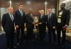 هاني أبو ريدة يحتفي برئيس جنوب أفريقيا على هامش مباراة المنتخب والأولاد الودية