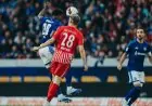 فوز مثير لفرايبورغ بعشرة لاعبين يتربع على صدارة الدوري الألماني بعد انتصاره على شالكه