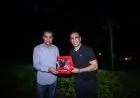 سيد عبد الحفيظ يكرم السفير المصري في أوغندا بدرع الأهلي المميز
