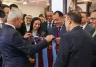 مسؤول تركي يفاجئ مدبولي بهدية قميص محمد صلاح من طرابزون إلى القاهرة
